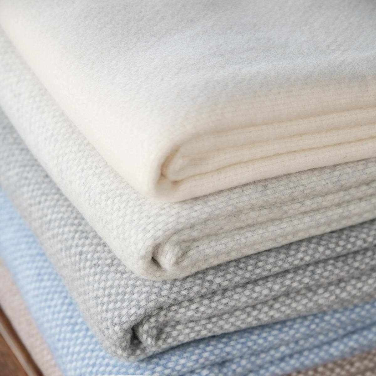 Sofia Toscano cream throw blanket in recycled wool and cashmere, brushed finish and fringed ends
