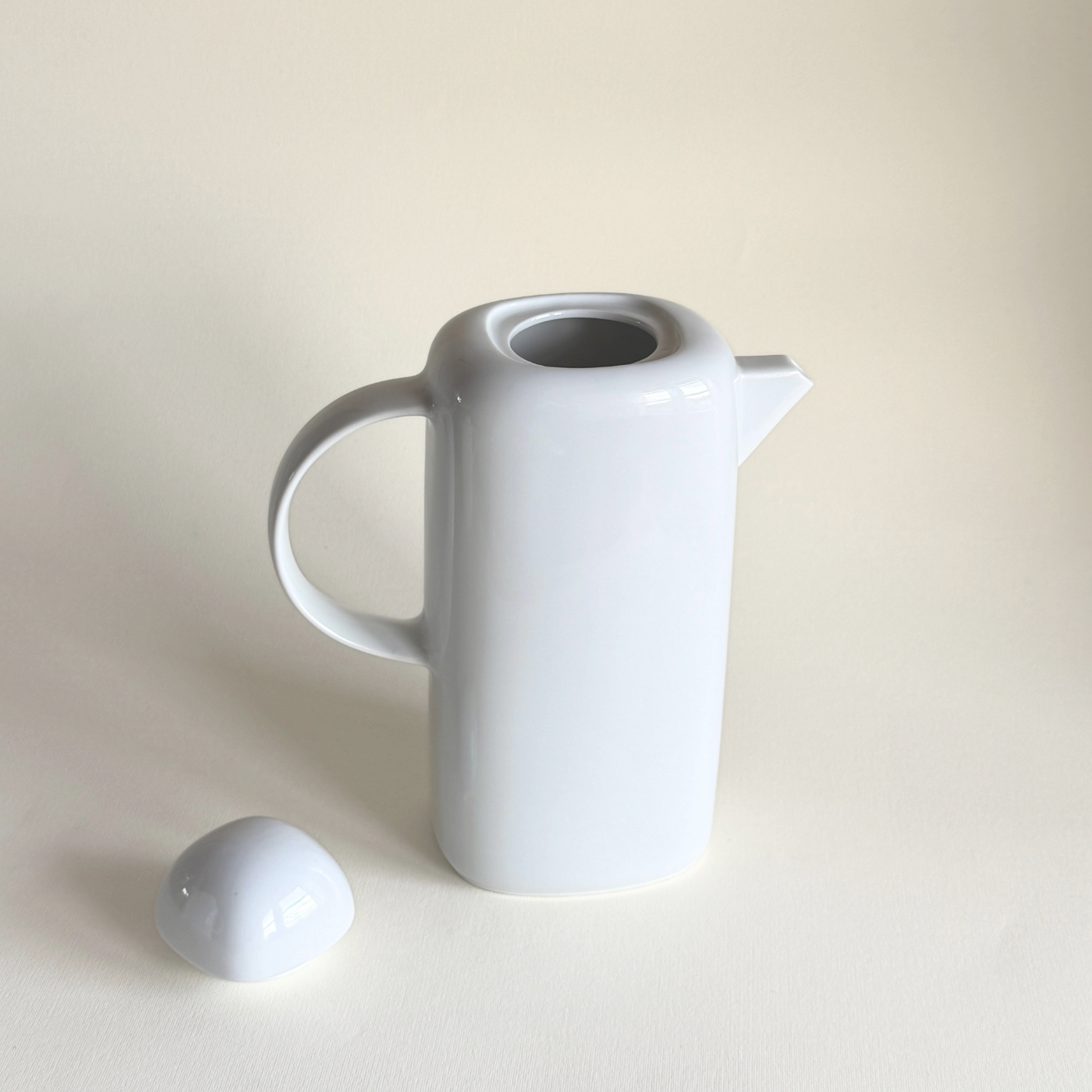 Mitterteich coffee pot in plain white porcelain with domed lid, Pre-Loved German tableware, L'Officina
