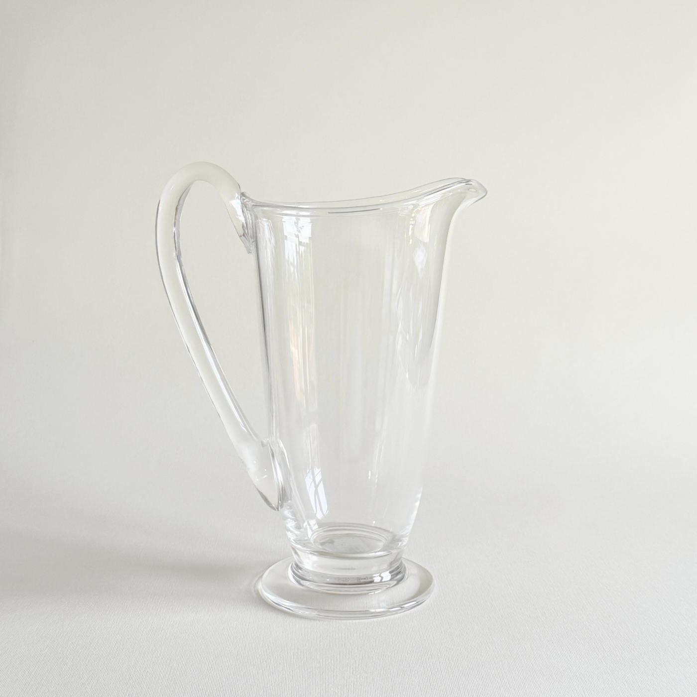 Villeroy & Boch Vinobile crystal carafe holding juice, rounded body catching the light