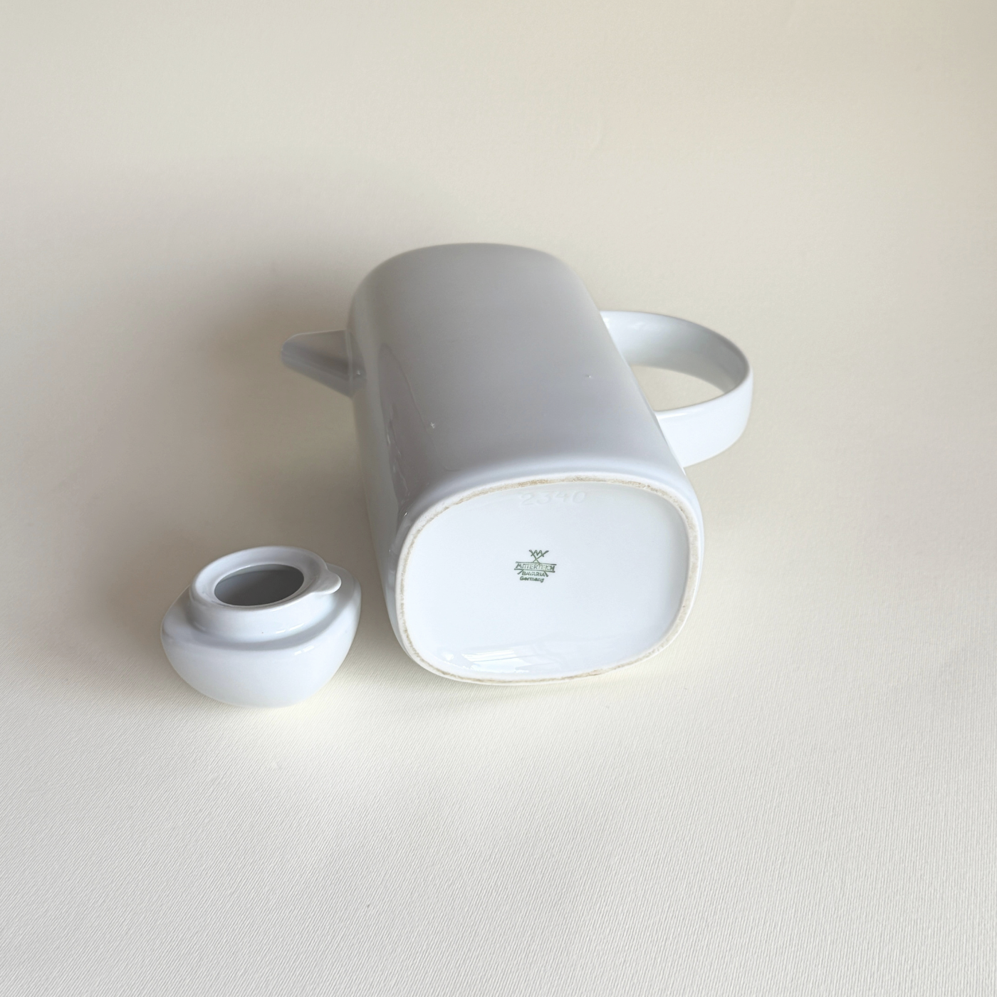 Post-modern Bavarian coffee pot in white porcelain, 750 ml capacity, Mitterteich, made in Germany