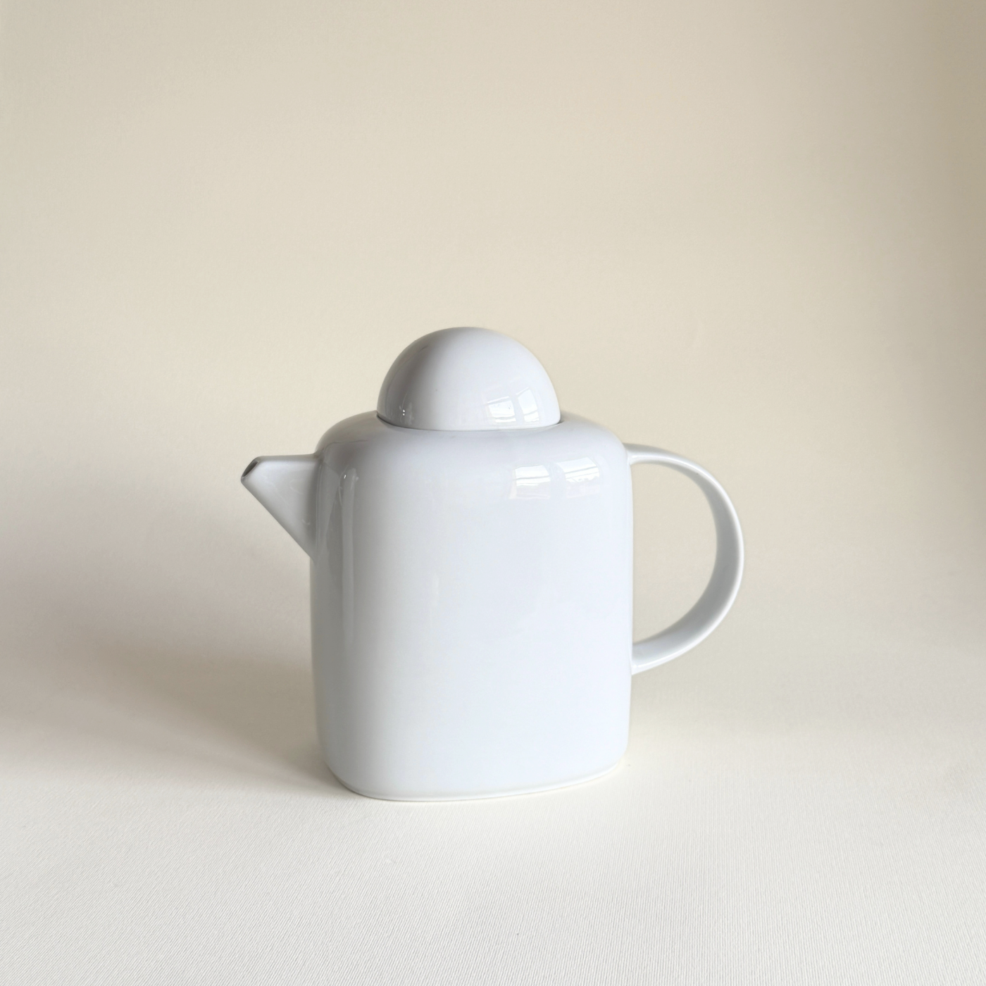 Mitterteich white porcelain teapot, 750 ml, post-modern dome lid, Pre-Loved Bavarian tableware