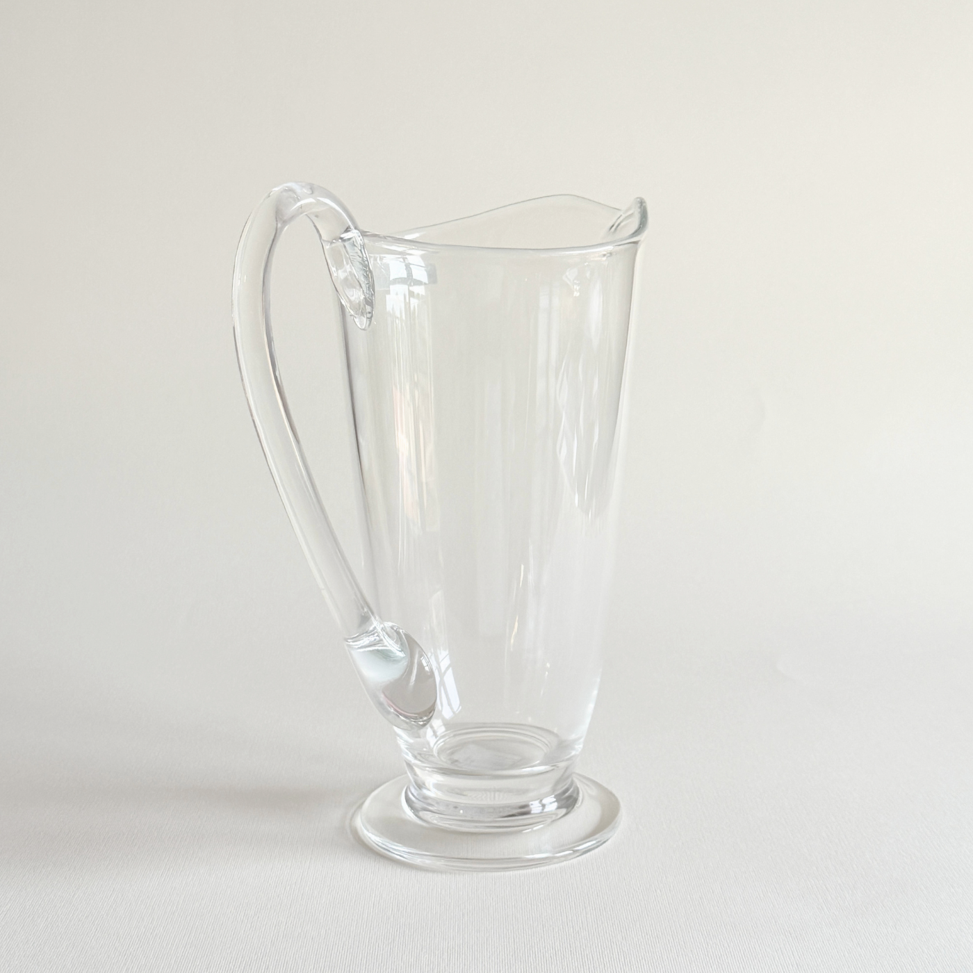 Vinobile crystal carafe in profile, showing the slender tapered pouring neck