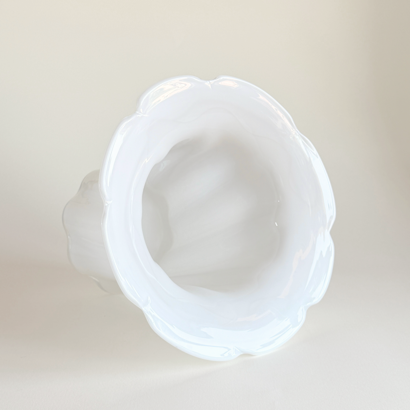 Enzo de Gasperi Bloom Vase cloudy white mould-blown glass with sculptural broad base and flared neck, 20 cm tall and 26 cm diameter