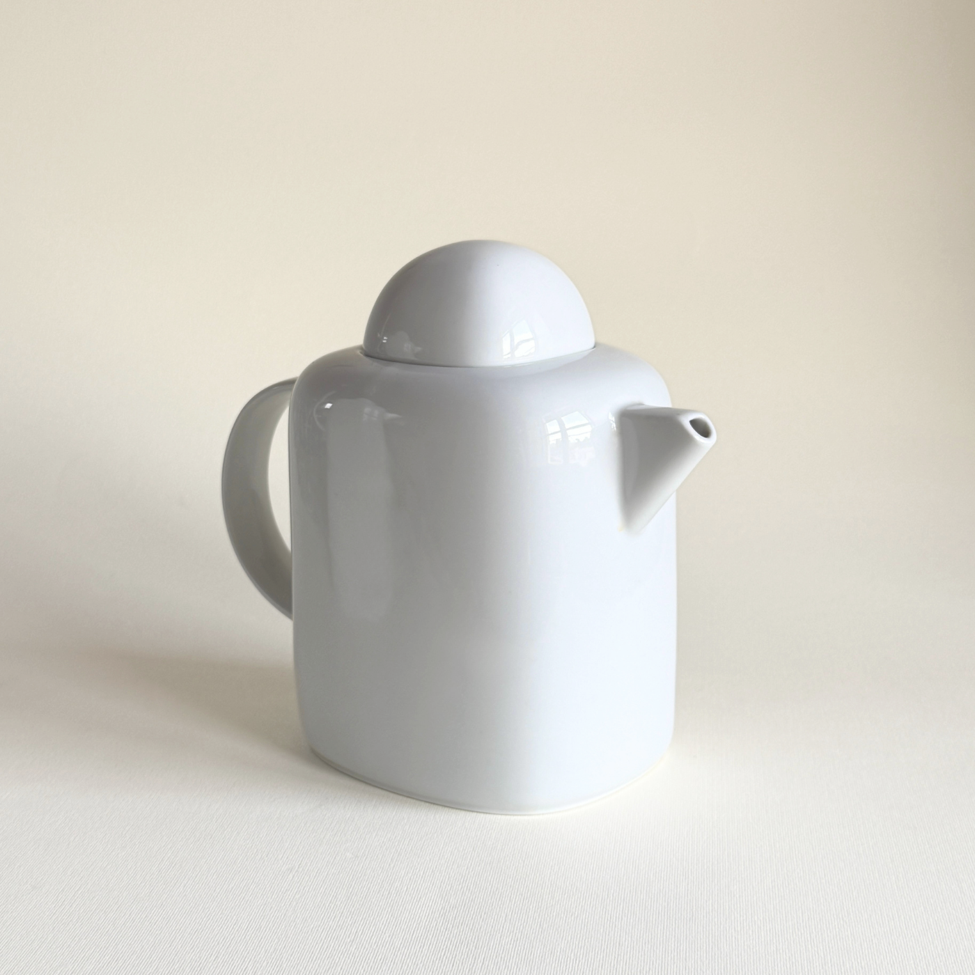 L'Officina Pre-Loved Mitterteich porcelain teapot, restrained white form for a shelf or the table