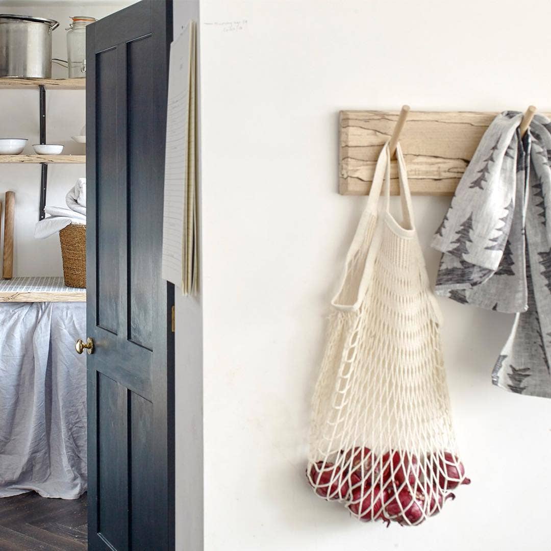 Ecru cotton mesh shopping net by Filt 1860 held in the hand, plastic-free French market bag