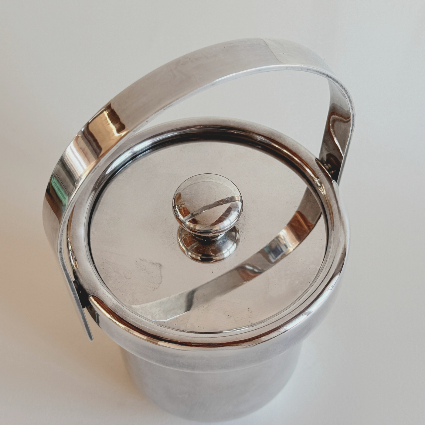 Mirror-finish silver ice bucket with thermos inlay