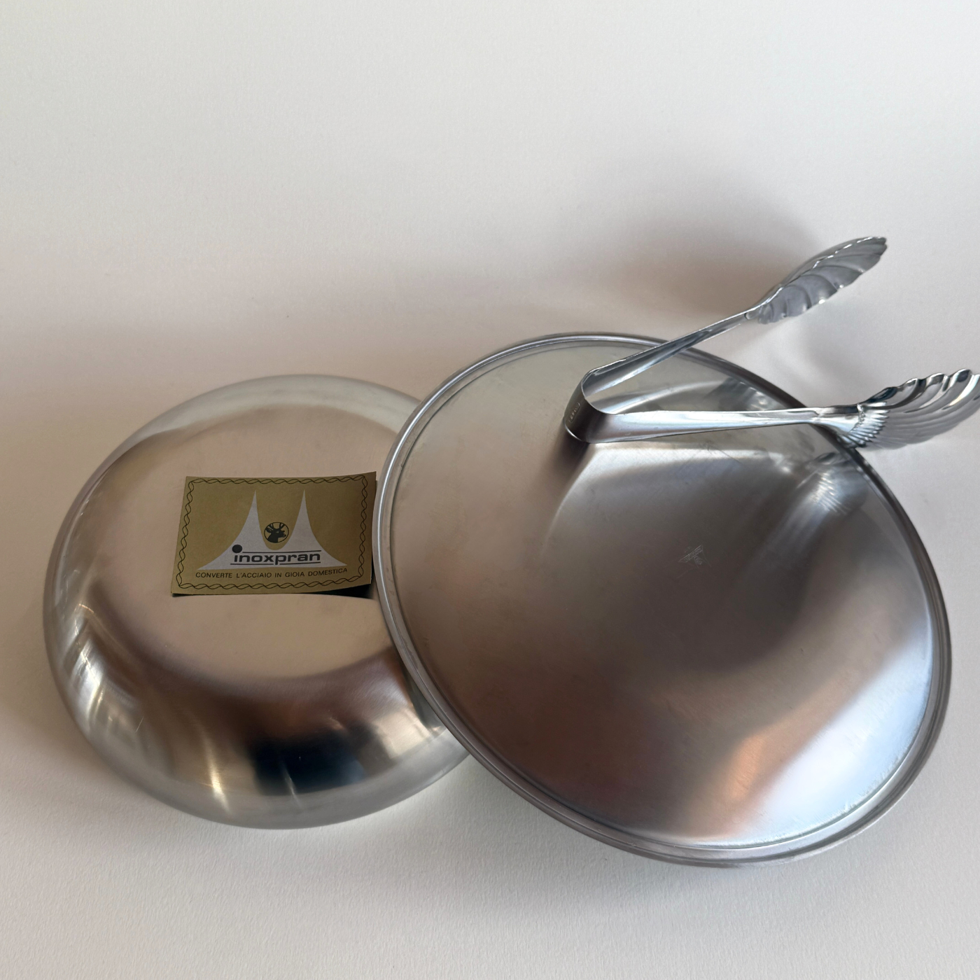 Shell-shaped stainless steel serving tongs