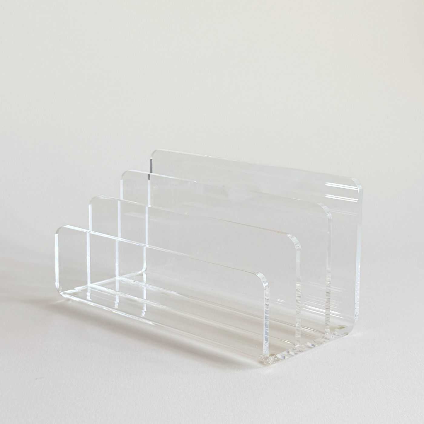 Guzzini letter holder in clear acrylic, minimalist 1980s Italian desktop organiser for mail and post