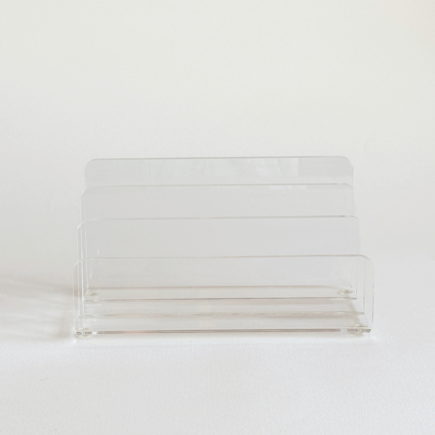 Guzzini letter rack in clear acrylic plastic, 1980s Italian design with transparent rectangular form