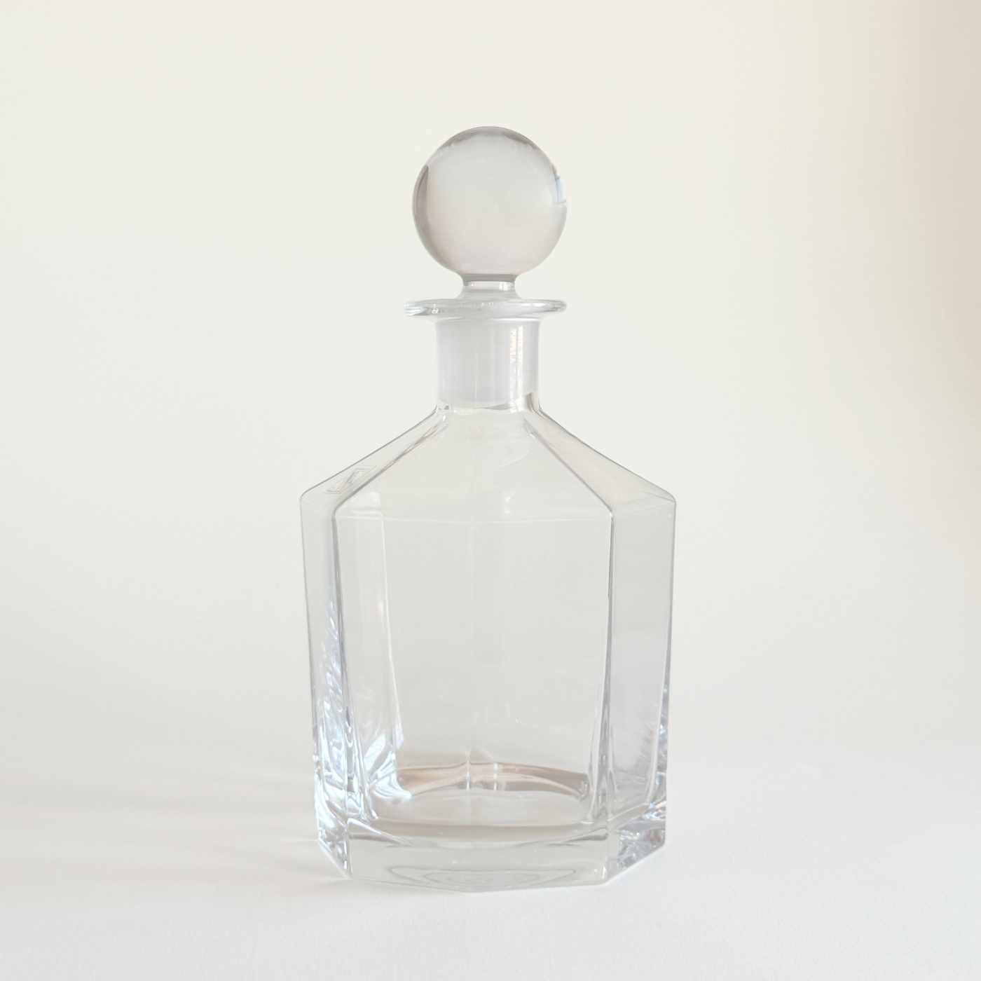 Hexagonal crystal decanter in clear faceted glass with solid ball stopper, 1 litre Italian glassware