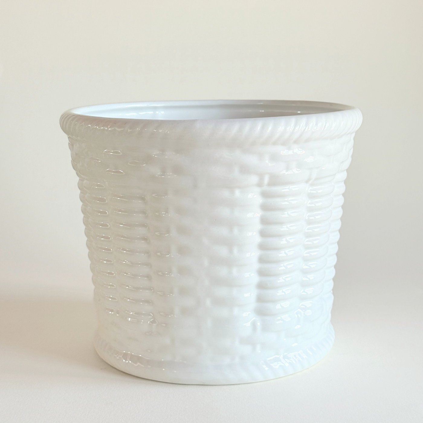 Matte white ceramic basket-weave cachepot from Italy, 23.5 cm diameter and 19.5 cm tall