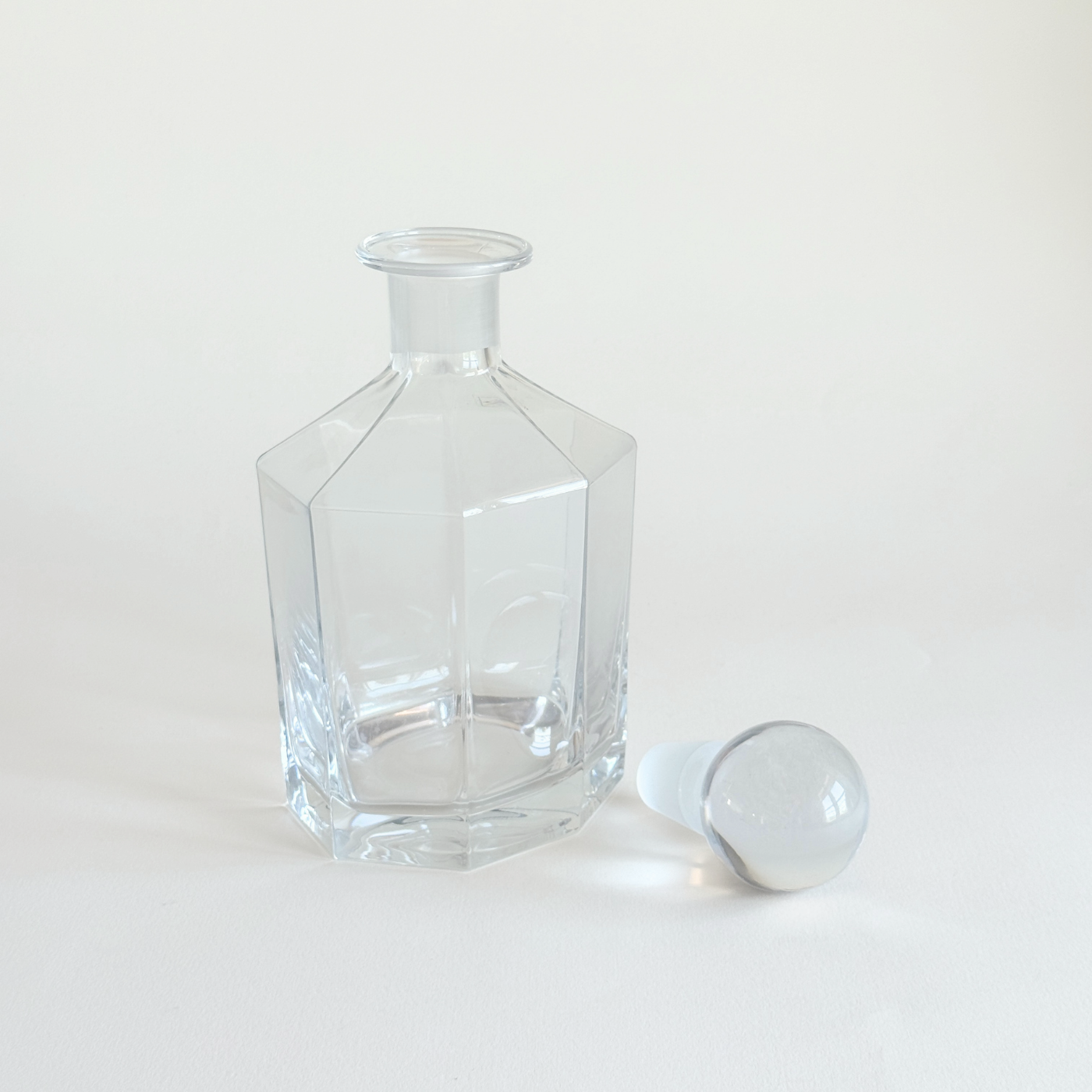 Faceted hexagonal glass decanter in clear crystal with heavy sphere stopper for spirits