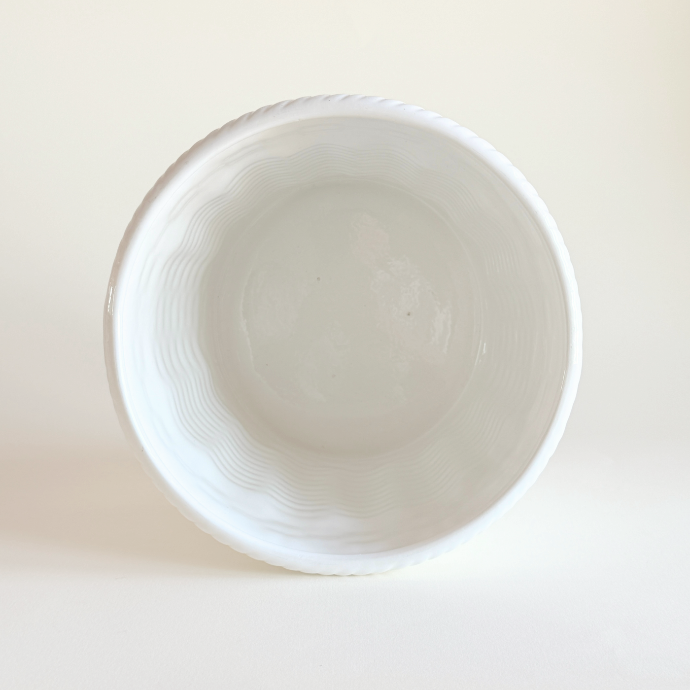 Basket-weave ceramic cachepot in warm matte white, Italian pottery with glazed interior, 23.5 x 19.5 cm