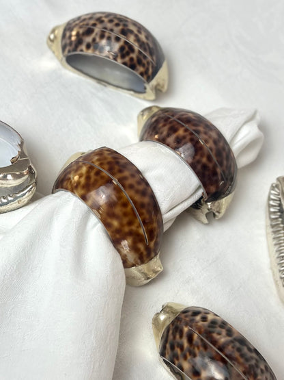 Set di 2 I Anelli per tovaglioli e segna posto Tiger Shell I Tiger Cowrie con bordo in argento Italiano