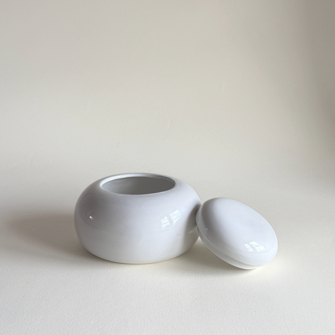 Rounded Italian porcelain jar in white glaze, 10.5 cm tall with 8.5 cm opening, made in Italy, 1980s