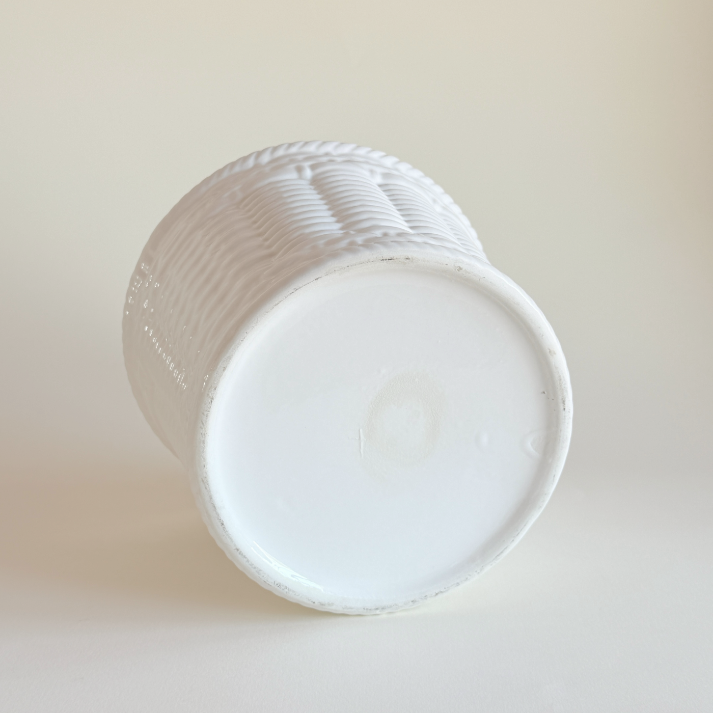Matte white ceramic cachepot with basket weave texture, 23.5 cm diameter, Italian design