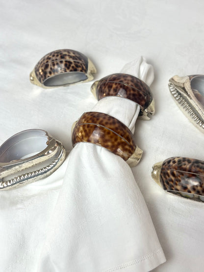 Set di 2 I Anelli per tovaglioli e segna posto Tiger Shell I Tiger Cowrie con bordo in argento Italiano