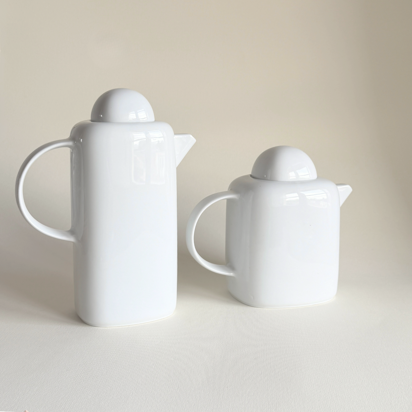 White Bavarian porcelain coffee pot by Mitterteich, undecorated glaze, serves four cups, Germany 1970s