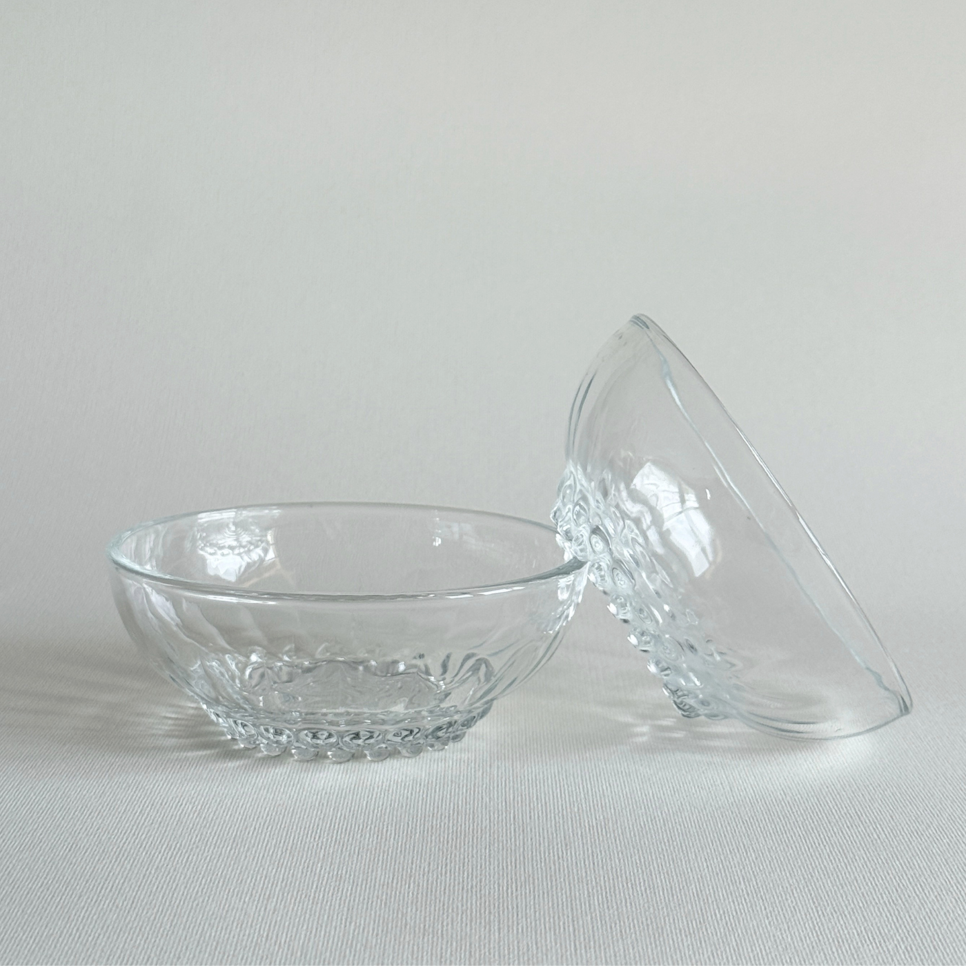 Set of 2 clear pressed glass bowls with bubble feet and round rim, vintage French Reims design, 11 cm wide, 4.5 cm high