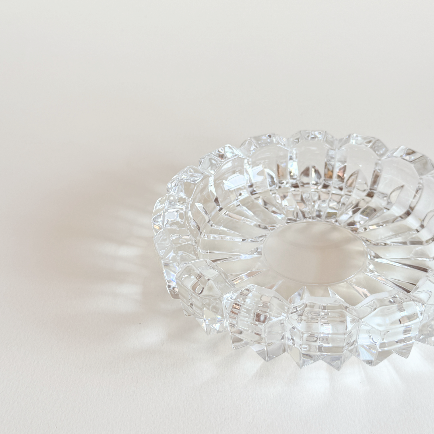 French Cristal d'Arques Courcelle crystal dish in clear glass, 15 cm wide with radial cuts