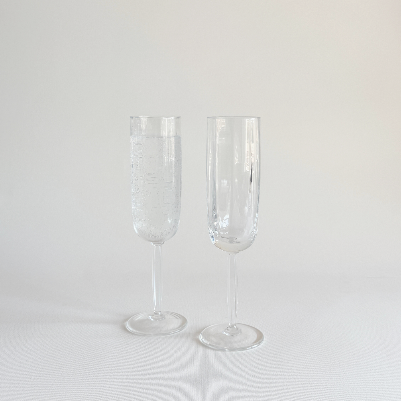 Italian ribbed champagne flutes — side view showing H 21.5 cm height and Ø 4.8 cm opening
