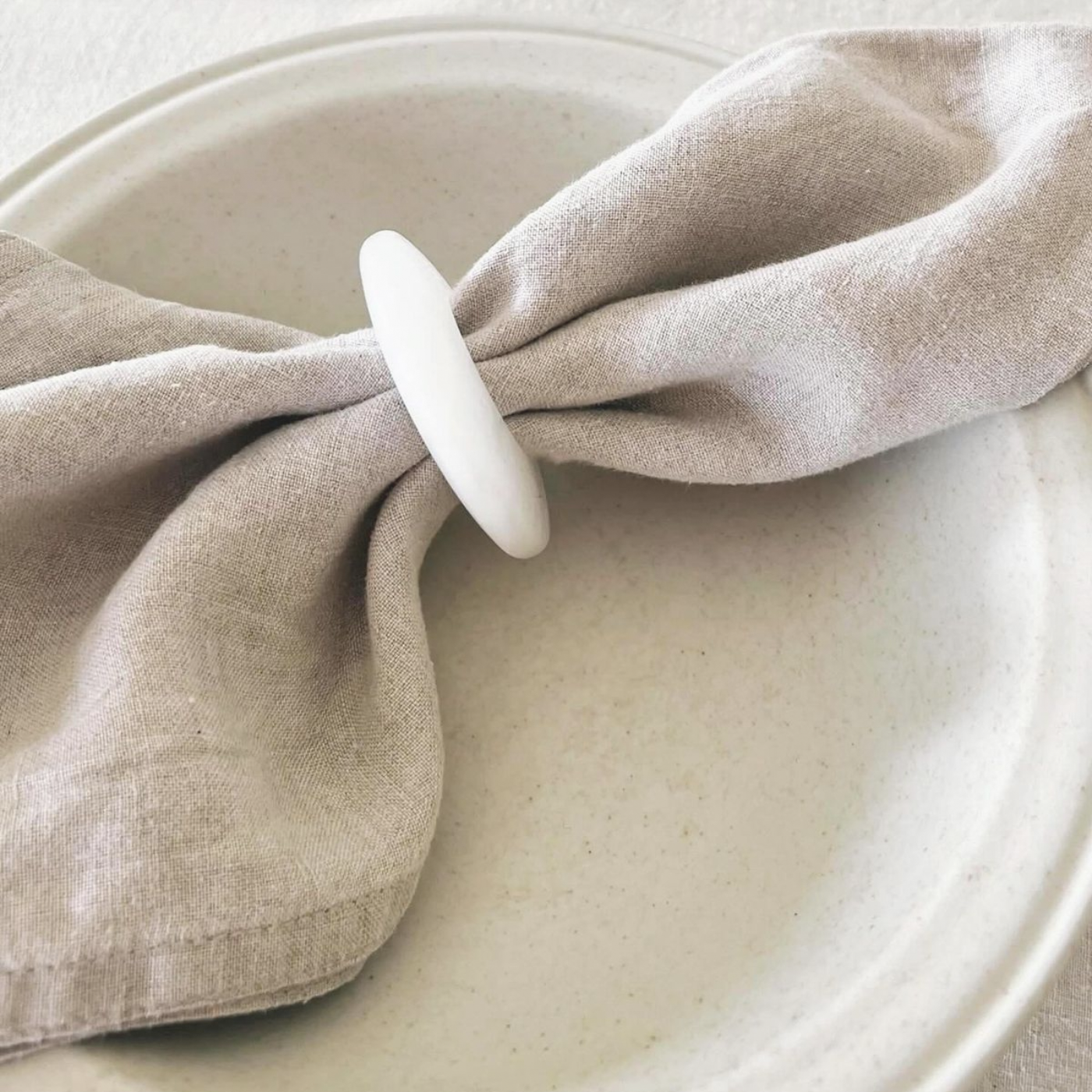 White alabaster napkin ring – brand new, handmade, 6 cm × 1 cm, Italian craftsmanship