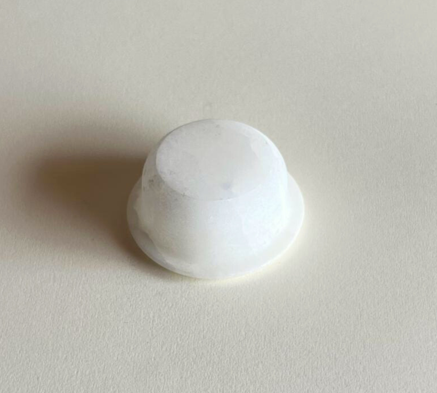 Round alabaster jewellery holder with natural veining