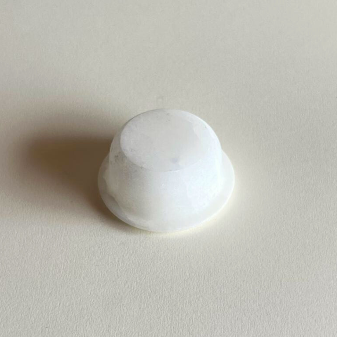 Round alabaster jewellery holder with natural veining