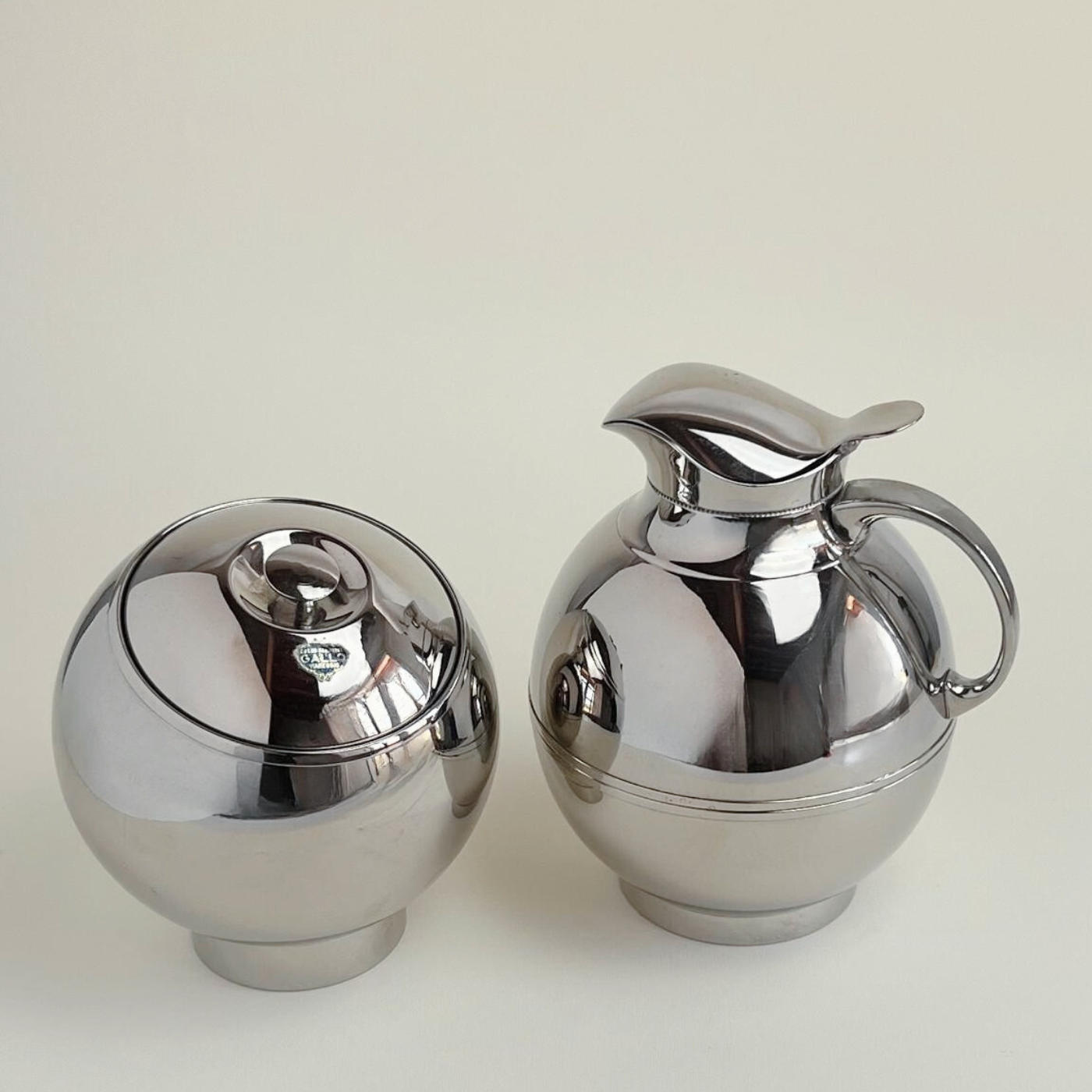 Aldo_Tura_metal_silver_thermos_and_ice_bucket_mirror_chrome_finish_-_stainless_steel_and_glass_-_Italian_design_1960s