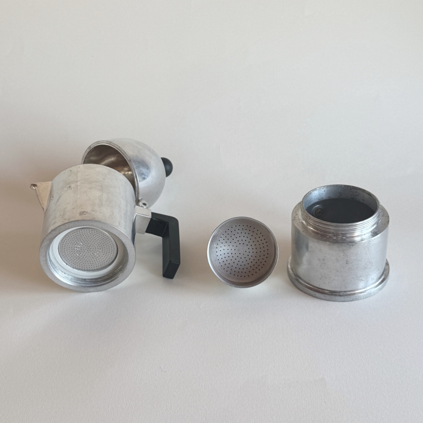 Alessi La Cupola 3-cup moka pot in silver and black Early production Alessi A9095 La Cupola by Aldo Rossi, numbered 902 — rare collectors’ item by Aldo Rossi.