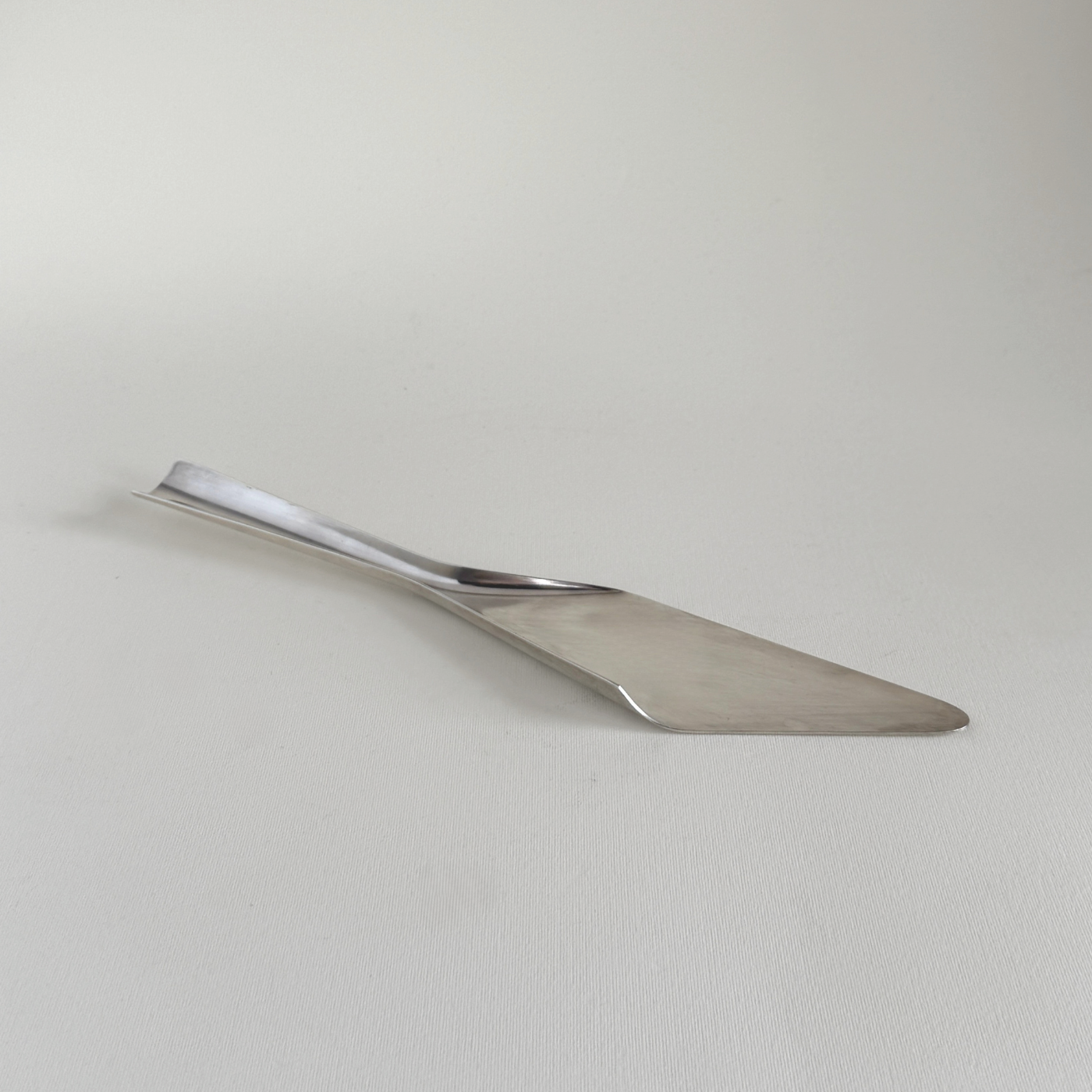 Silver-plated Christofle Lido cake server, 30.5 cm, weighted curved handle, designed by Lino Sabattini