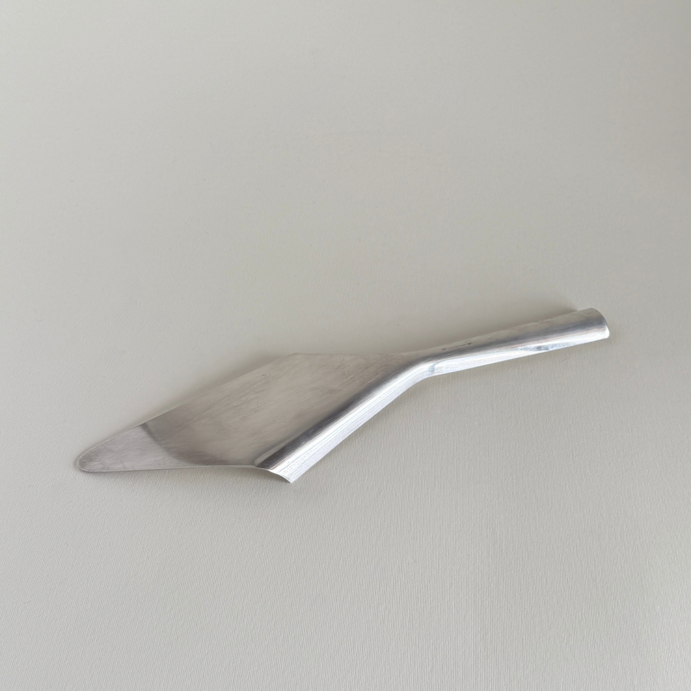 Lino Sabattini Lido cake server in silver-plated metal, made in France by Christofle in the 1960s