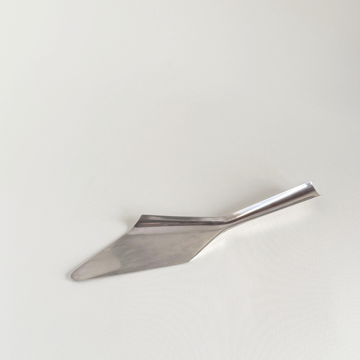 Christofle Lido silver-plated cake server by Lino Sabattini, geometric blade, Pre-Loved French serving piece