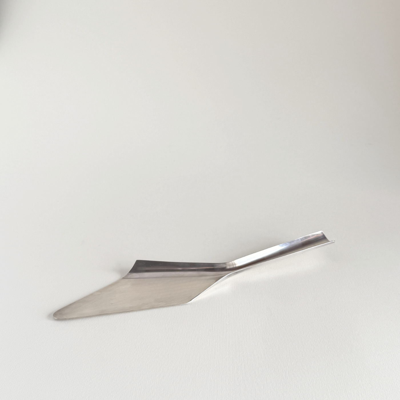 Christofle silver plate cake slice with raised-edge blade, 1960s French tableware, Pre-Loved, L'Officina