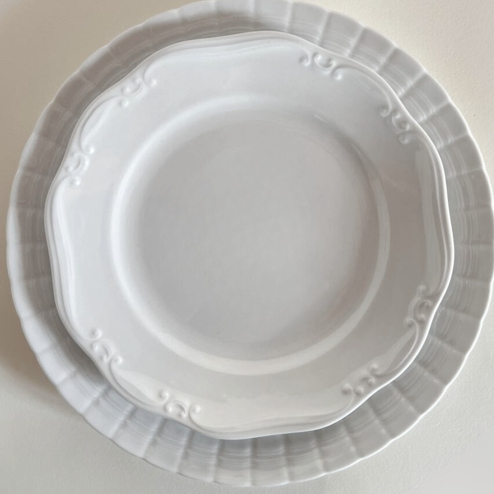 Elegant table setting with Lucina scalloped dinner plate
