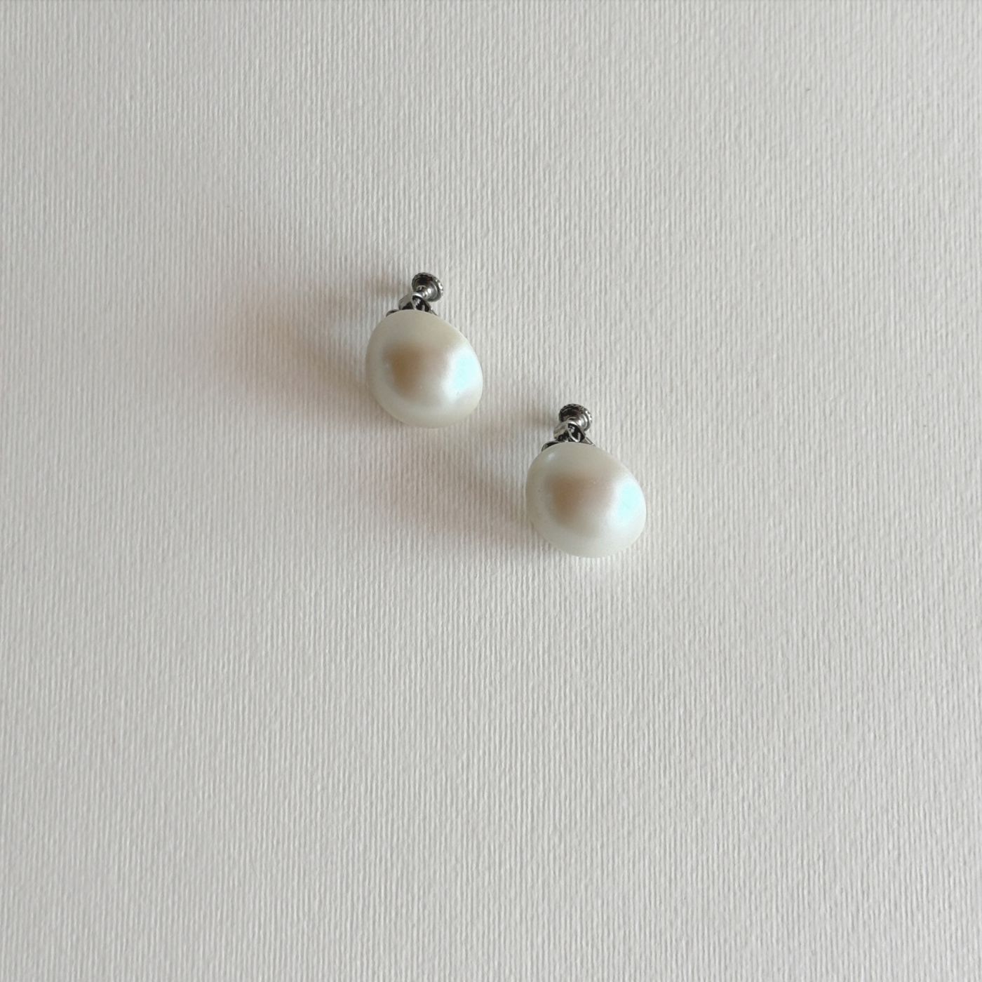 Boucles d'oreilles clip perle d'imitation | Rondes · années 1960