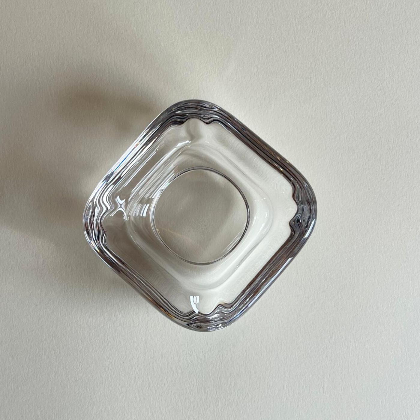 Vannes Le Chatel 1960s French crystal ashtray side view