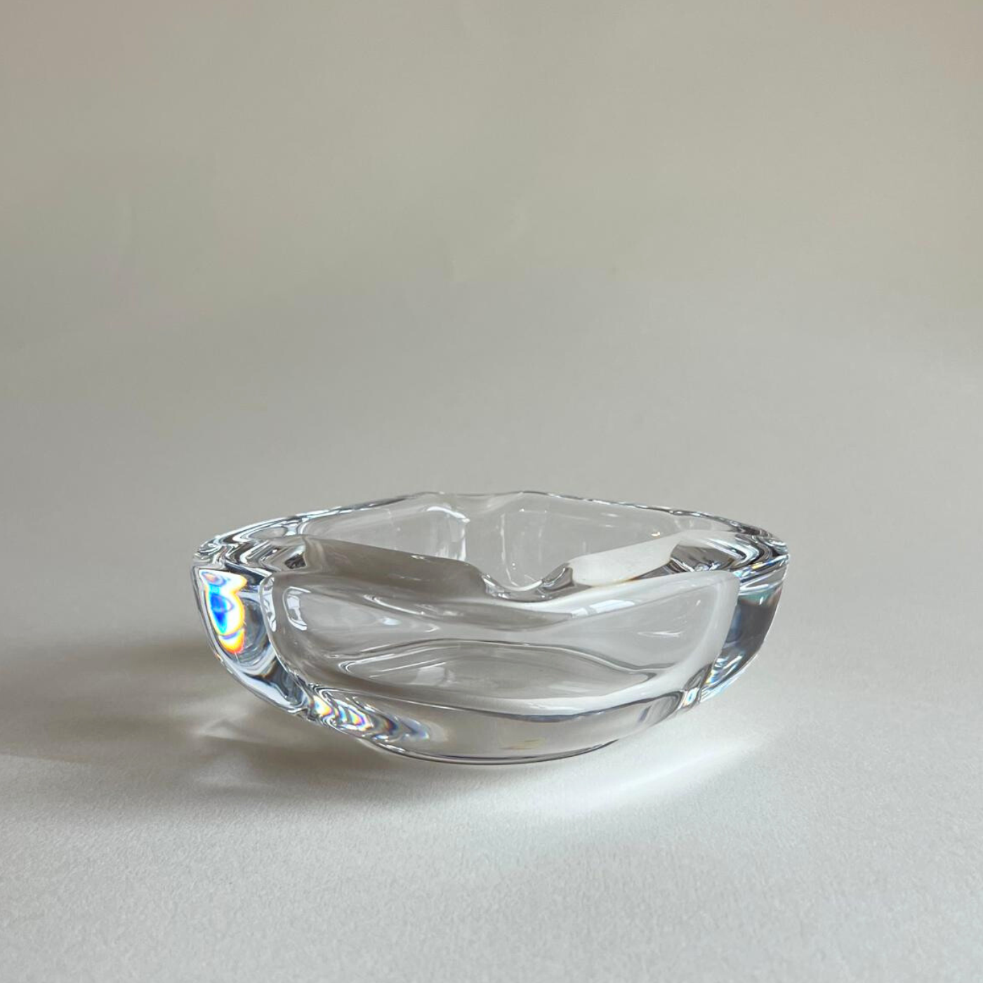 Vannes  1960s French crystal ashtray front detail