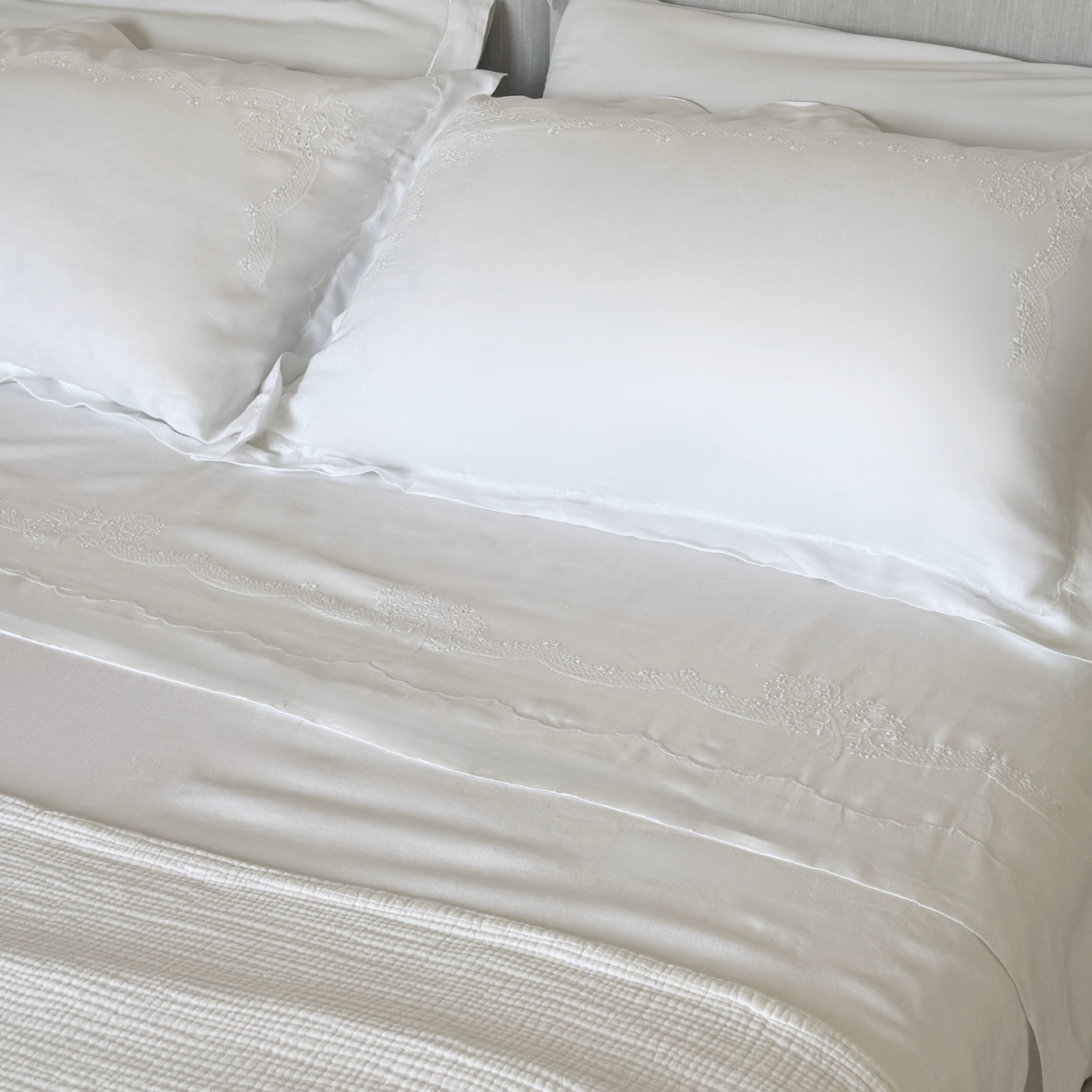 Hand-embroidered cotton top sheet 240x270cm with delicate stitching