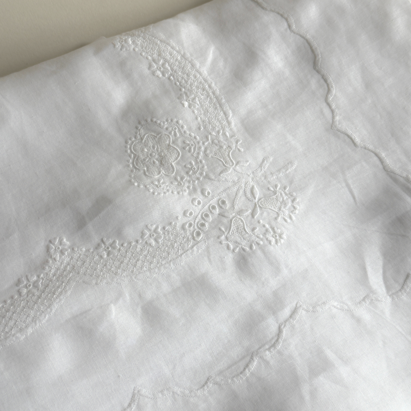 Hand-Embroidered Cotton King Bed Set – 1 Bedsheet & 2 Pillowcases