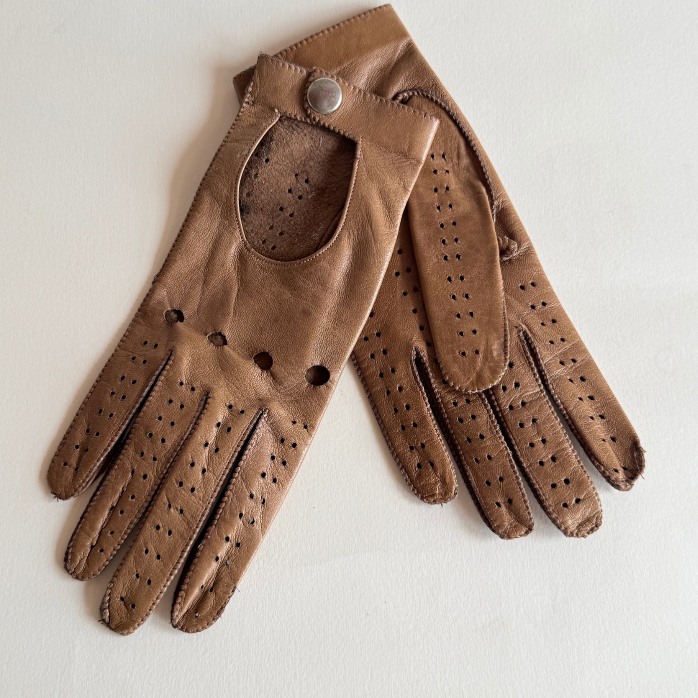 Italian-Tan-Nappa-Leather-Driving-Gloves