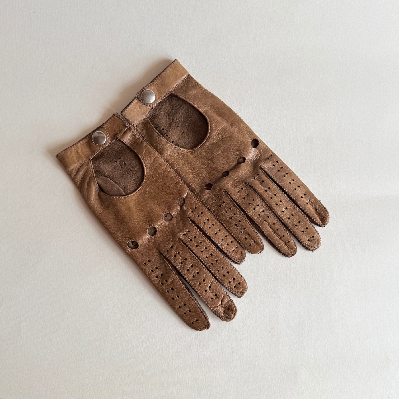 Italian-Tan-Nappa-Leather-Driving-Gloves