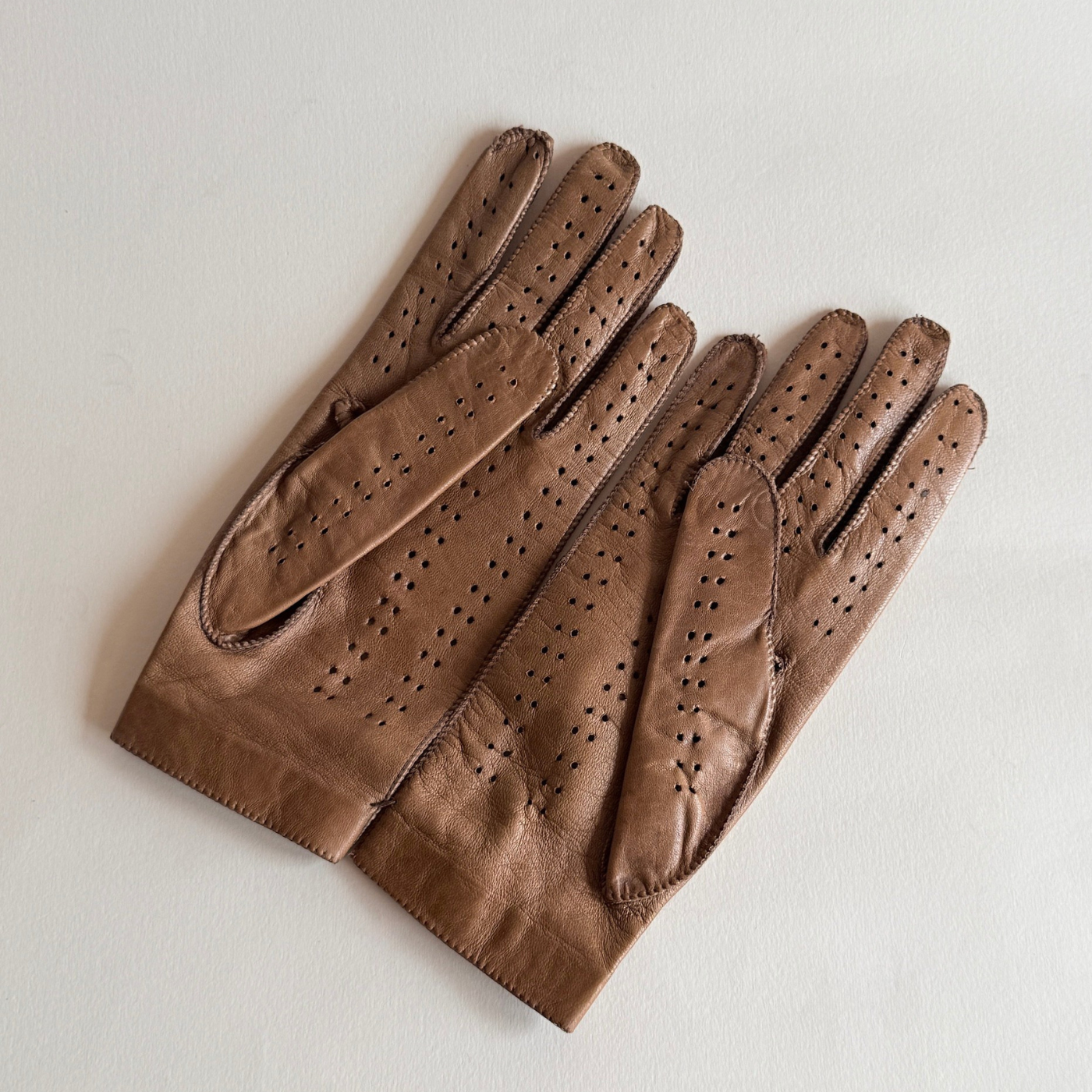 Italian-Tan-Nappa-Leather-Driving-Gloves