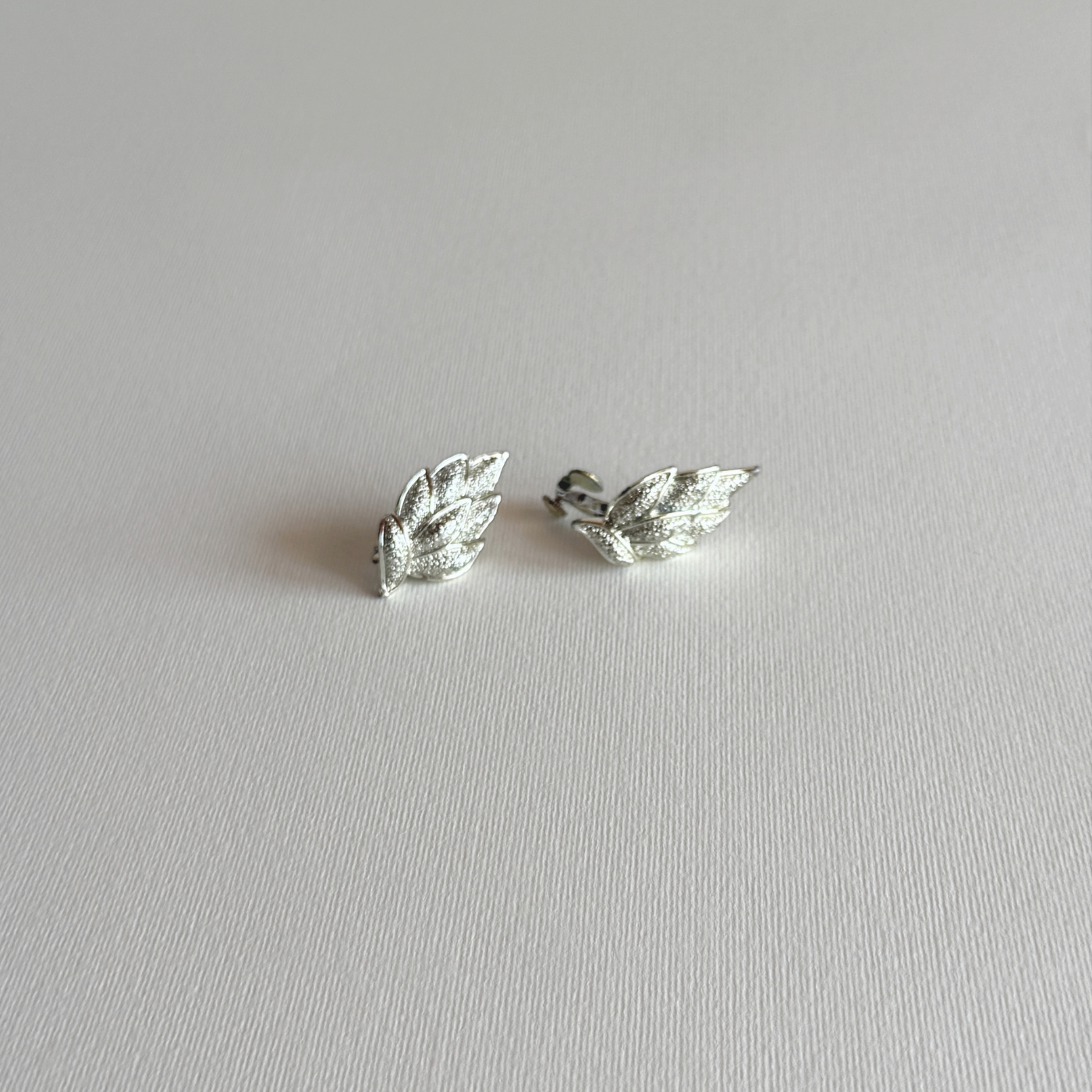 Boucles d'oreilles clip feuille | Ton argent · années 1980