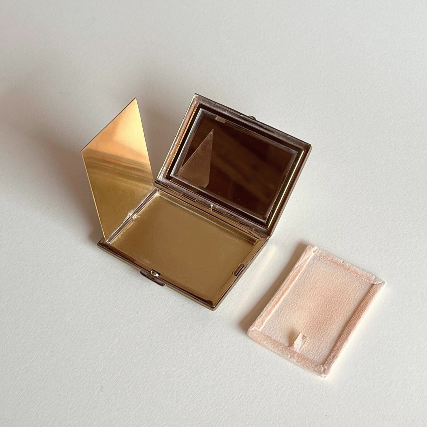 Elegant pill holder with pearl shell