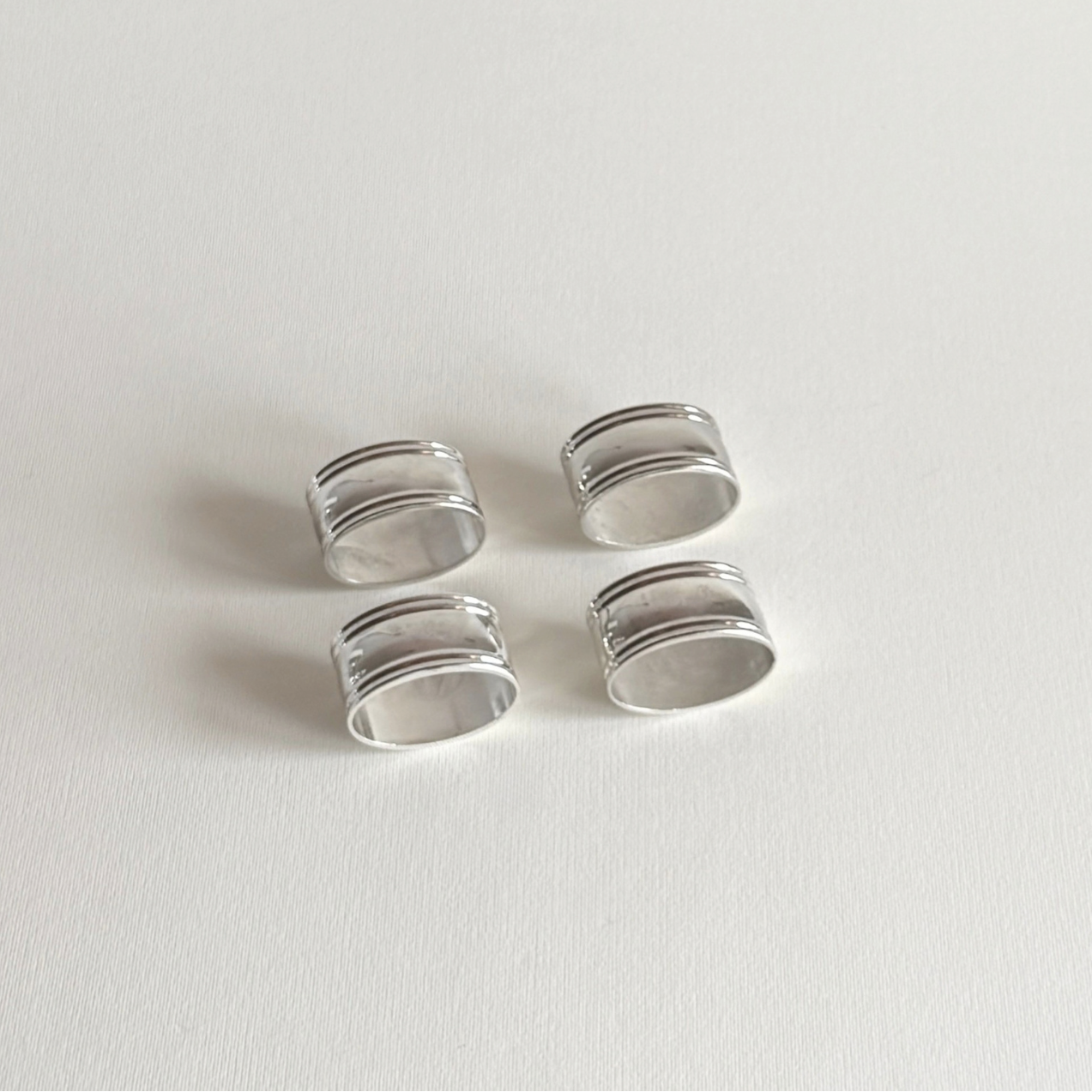 Pre-Loved silver plated napkin ring set of 4 in polished silver colour, L'Officina dining