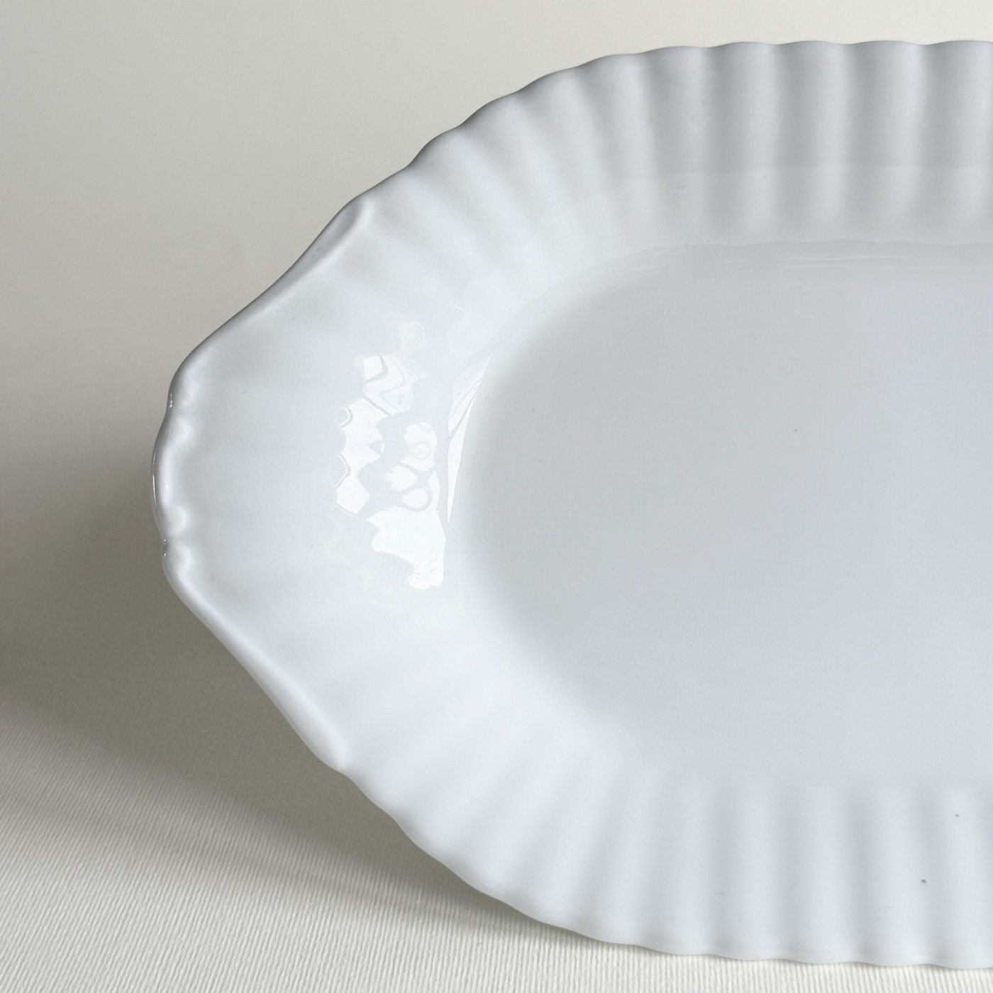 Luxury white porcelain plate 25 cm Ø × 14.5 cm H, as new condition-oval
