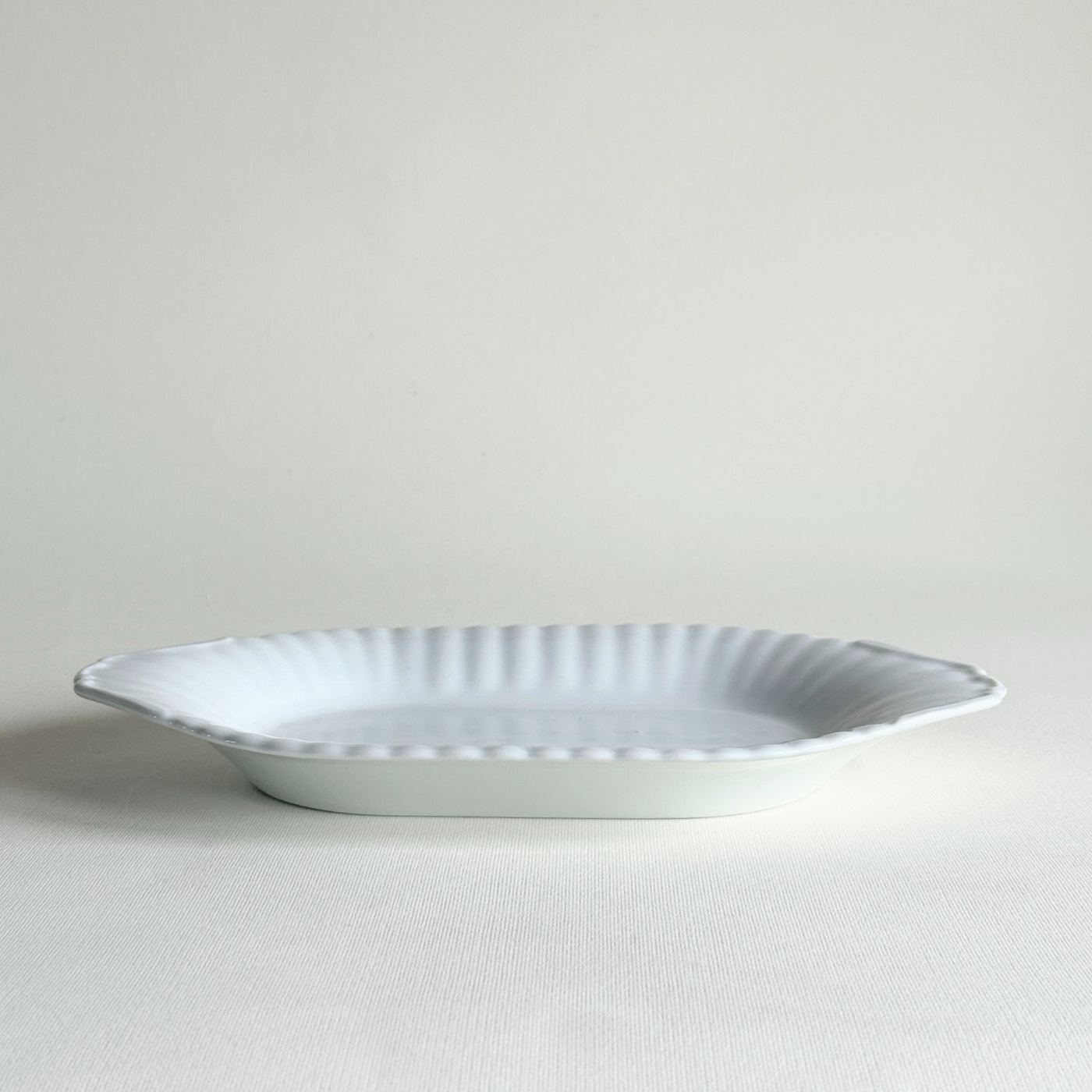 Luxury white porcelain plate 25 cm Ø × 14.5 cm H, as new condition-oval