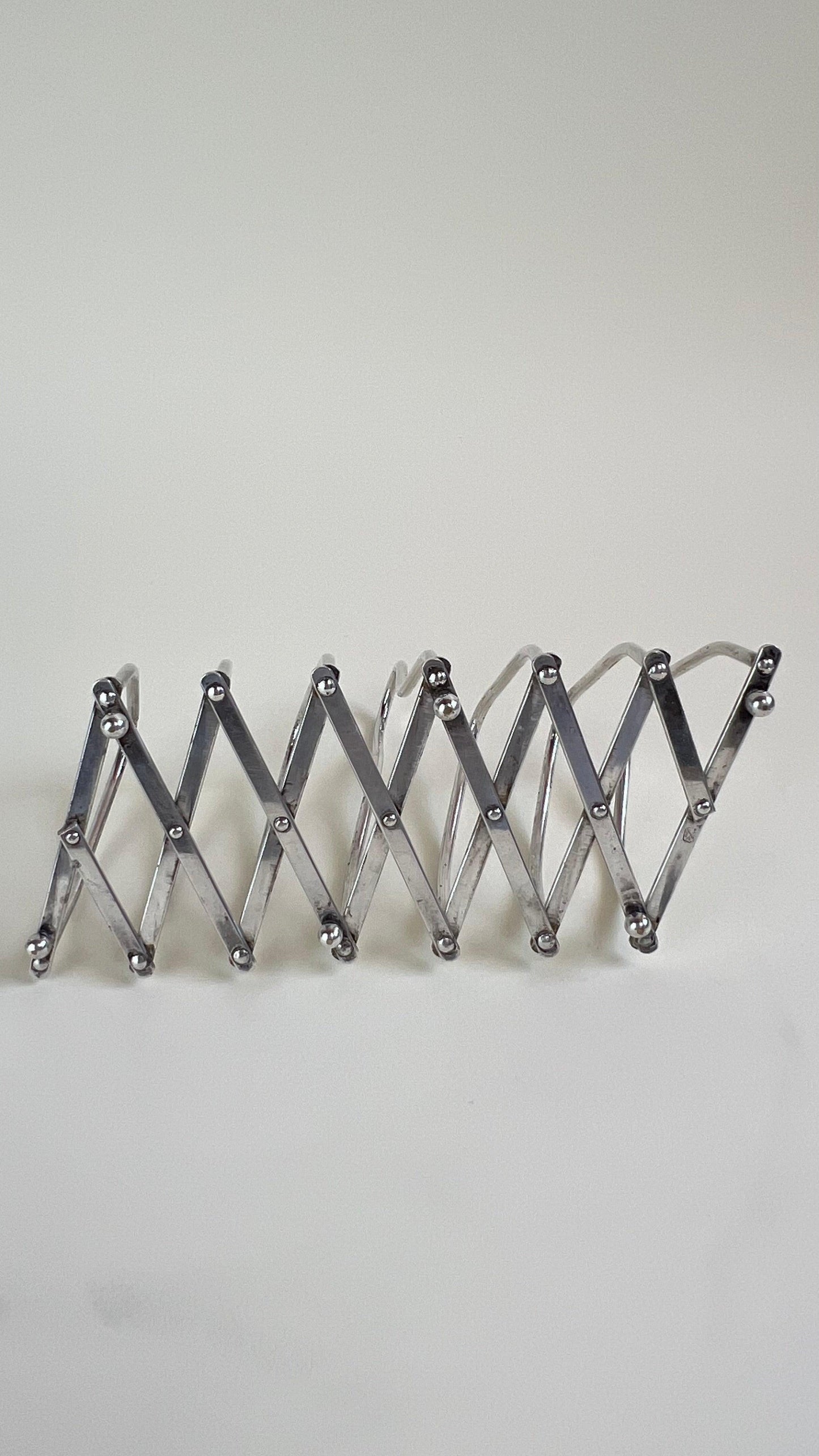 SILVER EXPANDABLE TOAST RACK BOTTOM