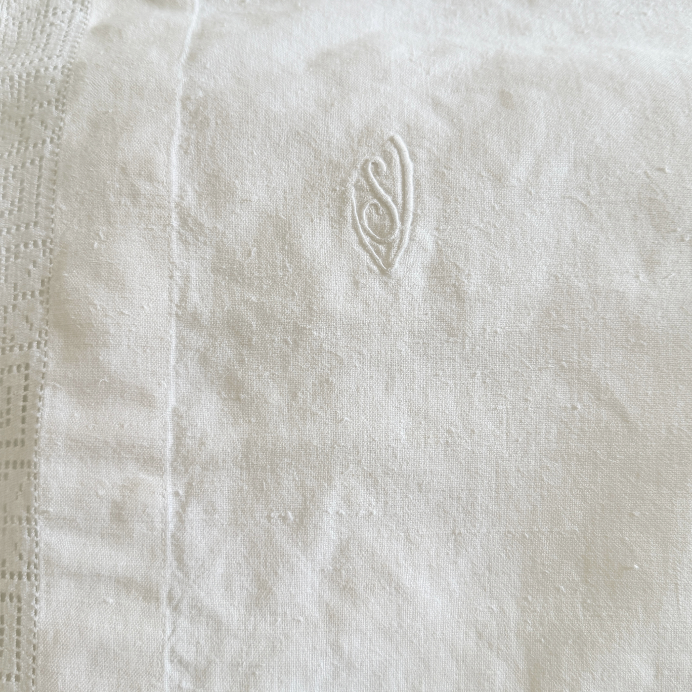 Federe in lino pesante con bordo all'uncinetto | Monogramma SV · Set di 2